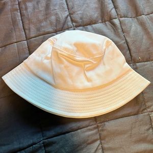 White bucket hat!